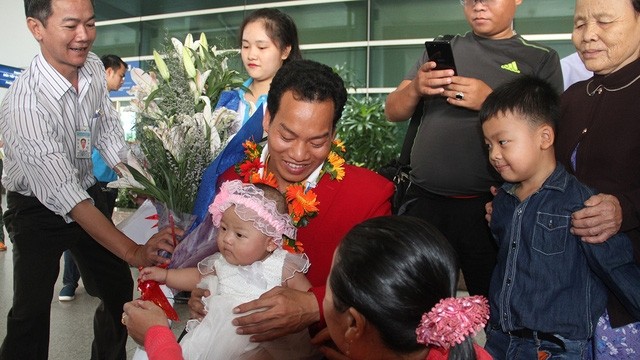 Paralympic gold medallist Le Van Cong is greeted by relatives at Tan Son Nhat International Airport.  