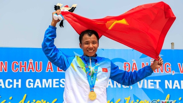Nguyen Van Hung celebrates the men's triple jump gold medal.