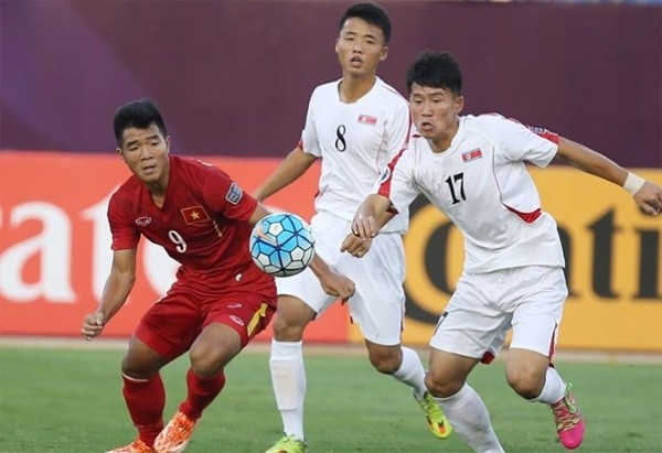 Not long after their senior teammates in the national team trounced the DPRK 5-2 in a friendly match, Duc Chinh and his teammates at U19 team (in red) once again sowed grief for their DPRK rivals (in white) in the AFC U19 Championship.