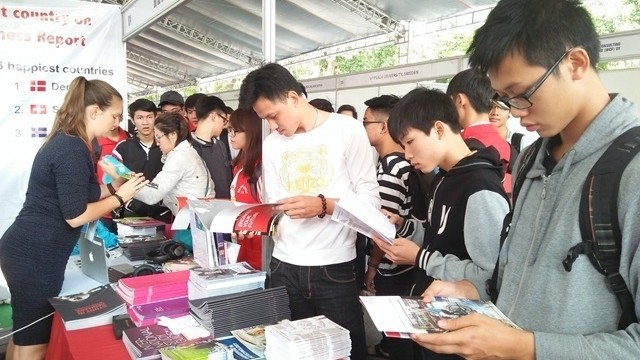 The exhibition attracts a large number of students and their parents. 
