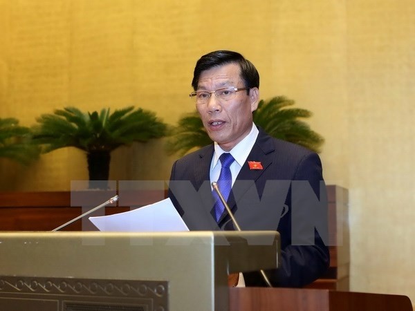 Minister of Culture, Sports and Tourism Nguyen Ngoc Thien presents a draft revised law on tourism.