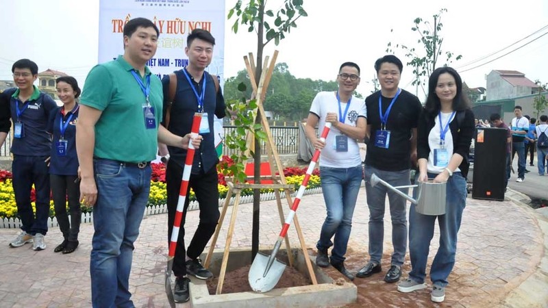 Youths plant trees to show Vietnam, China’s “evergreen” amity