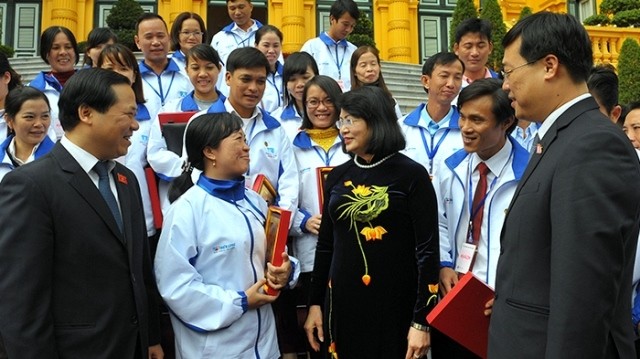 Vice President Dang Thi Ngoc Thinh with teachers from island districts and communes at the meeting in Hanoi on November 11. (Credit: tienphong.vn)