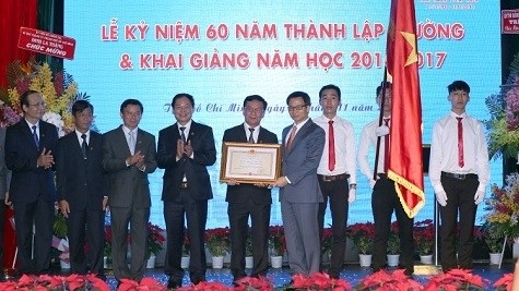 Deputy PM Vu Duc Dam presents the Independence Order (third class) to the HUI. (Credit: VGP)