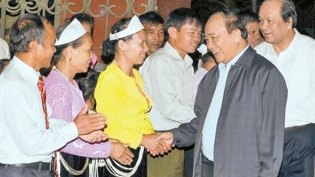 PM Nguyen Xuan Phuc congratulates Hoa Binh residents at the Great National Unity Festival in the city of Hoa Binh on November 18. (Credit: VNA)