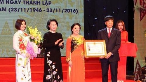 NA Chairwoman Nguyen Thi Kim Ngan (second from left) presents the second-class Labour Order to the Vietnam Red Cross Society on the occasion of its 70th anniversary. (Credit: VNA)