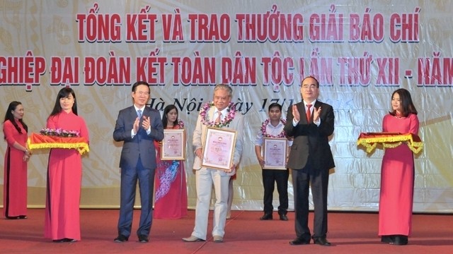 VFF President Nguyen Thien Nhan (right) and Head of the Party Central Committee’s Commission for Education and Communications Vo Van Thuong present an A prize to a winner at the ceremony held at Au Co Theatre, Hanoi on November 17. (Credit: NDO)