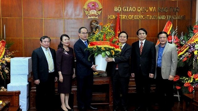 VFF President Nguyen Thien Nhan visits the Ministry of Education and Training on November 28 to congratulate the education sector on the occasion of Vietnam Teachers’ Day. (Credit: VGP)