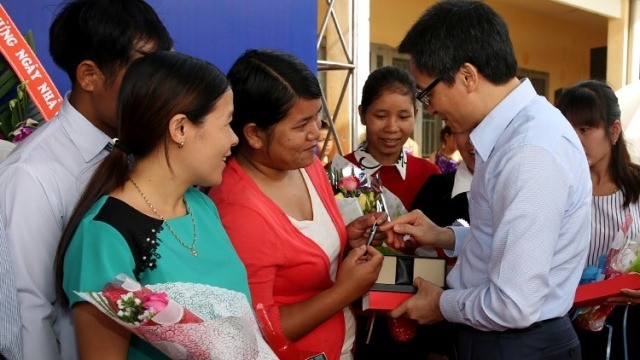 Deputy PM Vu Duc Dam presents pens as gifts to teachers at Dak Plao Secondary School in Dak Nong Province on November 19 on the occasion of Vietnam Teachers' Day. (Credit: VGP)