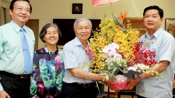 Ho Chi Minh City leaders on November 19 congratulate Pham Chanh Truc, former Deputy Secretary of the city’s Party Committee and former director of its Department of Education and Training on the on the occasion of Vietnam Teachers' Day. (Credit: VNA)