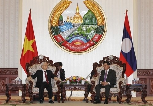 Party General Secretary Nguyen Phu Trong (L) and Lao Prime Minister Thongloun Sisoulith at their meeting in Vientiane on November 24. (Photo: VNA)