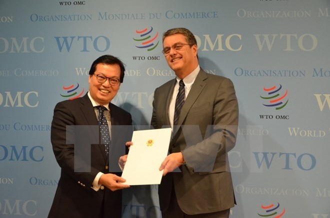 Ambassador Duong Chi Dung (left) presents his credentials to WTO Director General Roberto Azevedo. 