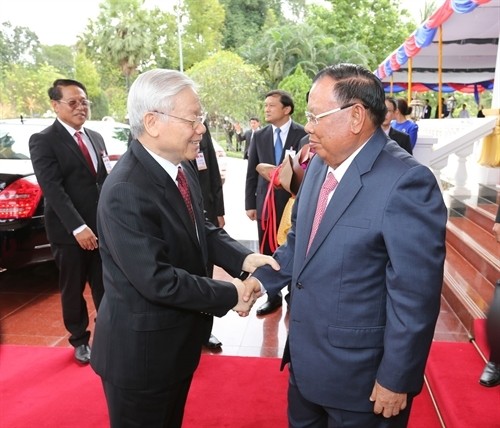 Party General Secretary and President of Laos Bounnhang Vorachith (R) welcomes Party General Secretary Nguyen Phu Trong before their talks in Vientiane on November 24 (Photo: VNA)