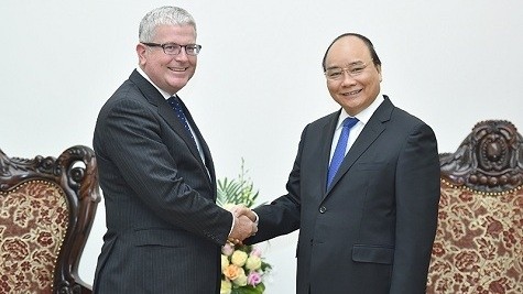 PM Nguyen Xuan Phuc (right) and Australian Ambassador Craig Chittick (Credit: VGP)