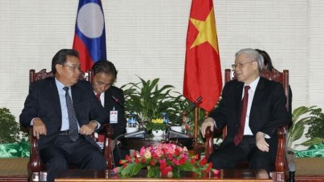 Party General Secretary Nguyen Phu Trong (R) and  President of the Lao Front Saysomphone Phomvihane (Photo: VNA)