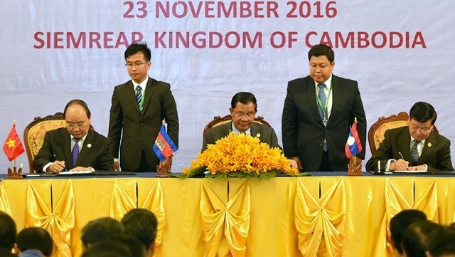 The Prime Ministers signed the CLV 9 joint declaration.  (Photo: VGP)