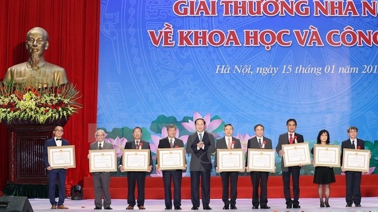 President Tran Dai Quang presents Ho Chi Minh Awards for Science and Technology to winners. (Credit: VNA)