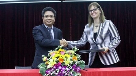 The Vietnam National Satellite Centre and the Israel Space Agency ink a cooperation agreement on June 21 (Photo: most.gov.vn)