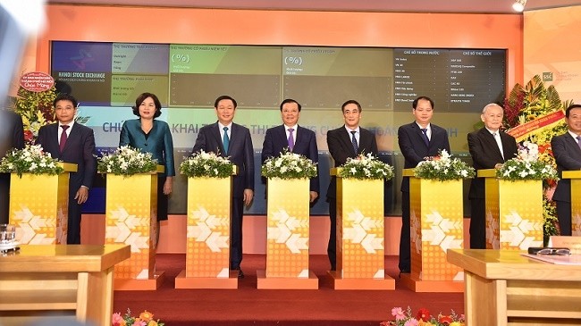 Deputy PM Vuong Dinh Hue (3rd from left) at a ceremony to launch the derivatives market