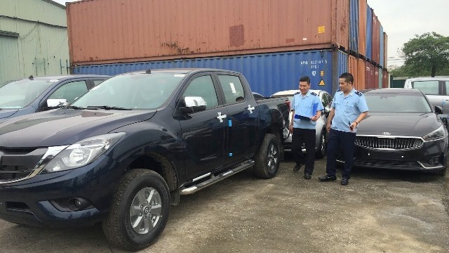 Inspecting import and export activities at Hanoi’s My Dinh Inland Container Depot. (Credit: qdnd.vn)