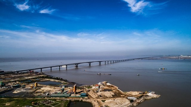 Passing the 2,800m Thi Nai Bridge in Qui Nhon city, Binh Dinh province, the newly-inaugurated Dinh Vu - Cat Hai Bridge becomes the longest sea bridge in Vietnam. (Credit dantri.com.vn)