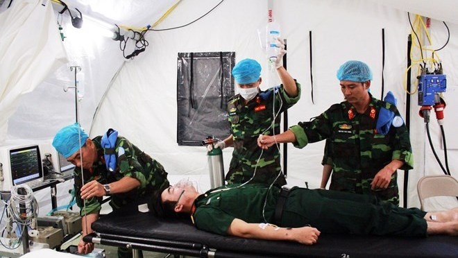  A first aid drill conducted by officers of the level-2 field hospital (Photo: VNA)