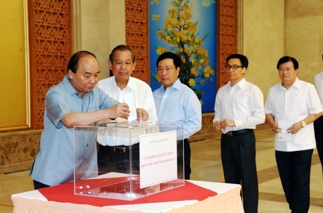 Prime Minister Nguyen Xuan Phuc and Deputy Prime Ministers donate money to support victims of storm Doksuri. 