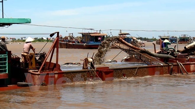 A barge exploits sand in the Ba Lat estuary in Giao Thuy district, Nam Dinh province (Photo: VNA)