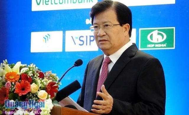 Deputy Prime Minister Trinh Dinh Dung speaks at the conference (photo: baoquangngai)