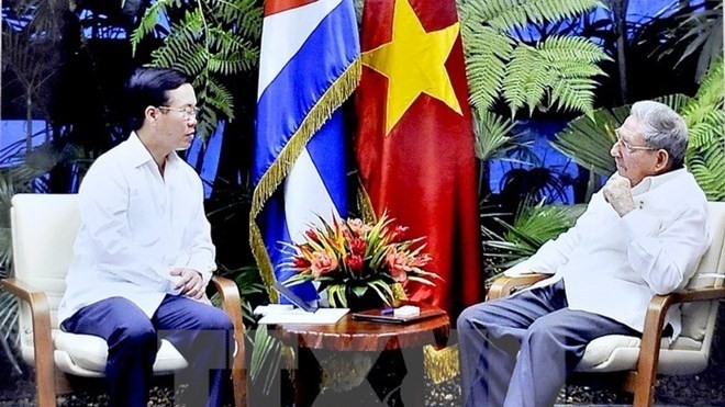 Politburo member Vo Van Thuong, who is also head of the Communist Party of Vietnam (CPV) Central Committee’s Information and Education Commission (L) meets with Raul Castro, First Secretary of the Communist Party of Cuba (CPC) Central Committee and President of the Council of Ministers 