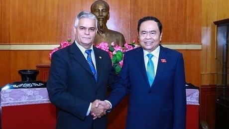 VFFCC Tran Thanh Man (R) and CRD deputy head Orestes Llanes Mestre (Source: VNA) 