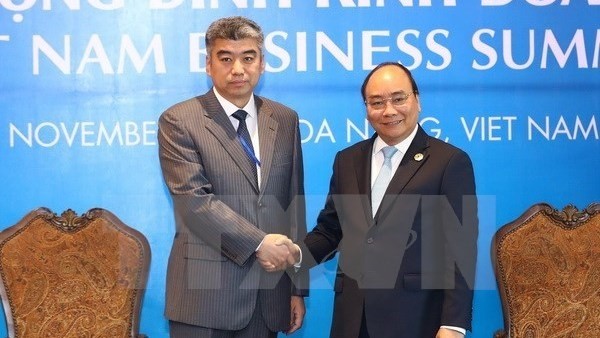 Prime Minister Nguyen Xuan Phuc (R) and CCPIT Vice Chairman Chen Zhou (Source: VNA) 