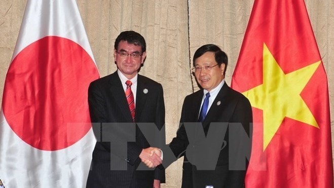 Deputy Prime Minister and Foreign Minister Pham Binh Minh (R) ​and Japanese Foreign Minister Taro Kono (Source: VNA)