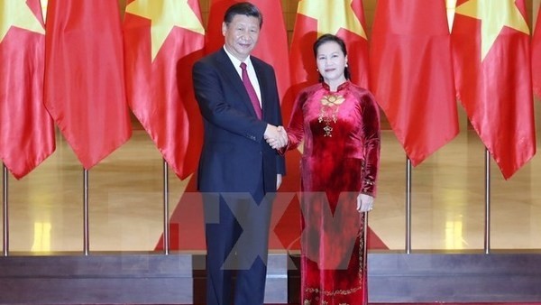 NA Chairwoman Nguyen Thi Kim Ngan (right) welcomes Chinese Party General Secretary and President Xi Jinping. (Credit: VNA)