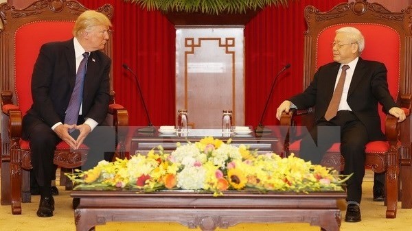 Party General Secretary Nguyen Phu Trong (right) receives US President Donald Trump. (Credit: VNA)