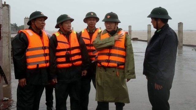 Deputy PM Trinh Dinh Dung (second from right) examines storm prevention work in Soc Trang.
