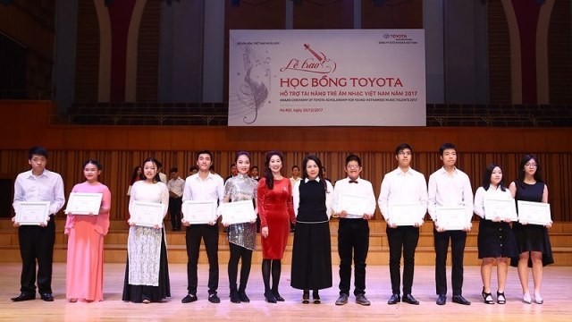 Young music talents granted 2017 Toyota scholarships in Hanoi on December 26.