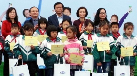 Disadvantaged children in Hung Yen receive scholarships and free milk (Source: VNA)