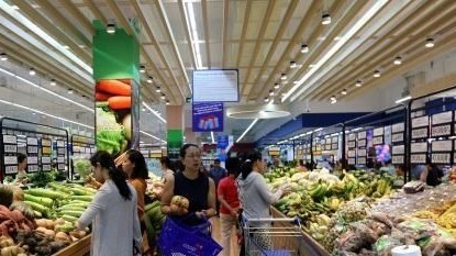  P​M Nguyen Xuan Phuc has issued a directive ordering relevant agencies to enhance management to stablise the prices of essential goods during Tet festival. (Photo: VNA)