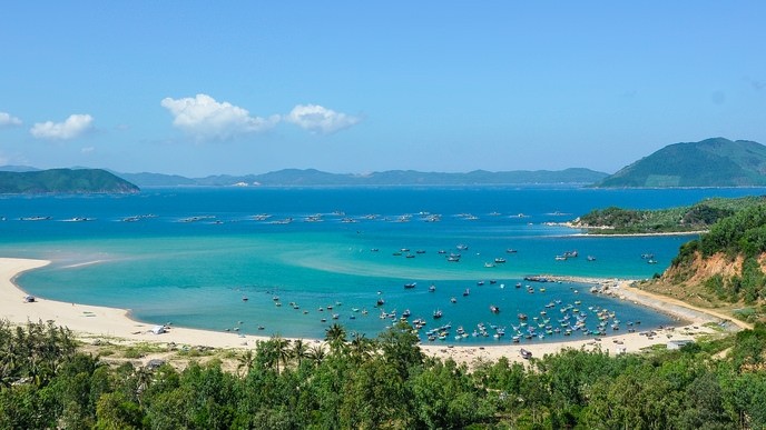 The poetic beauty of Xuan Dai Bay in Phu Yen province seen from above 