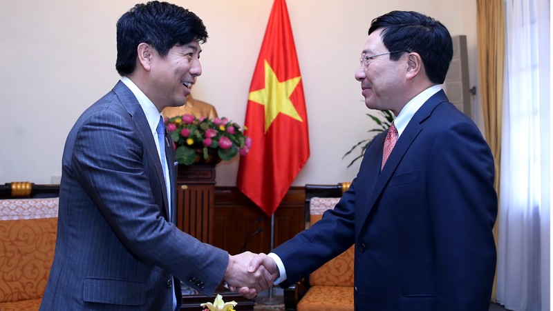 Deputy PM Pham Binh Minh (R) receives Japan’s State Minister for Foreign Affairs Kazuyuki Nakane (credit: VGP)