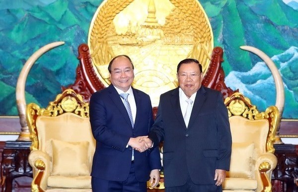 Prime Minister Nguyen Xuan Phuc (L) meets General Secretary of the Lao People’s Revolutionary Party and President of Laos Bounnhang Vorachith on February 5 (Photo: VNA)