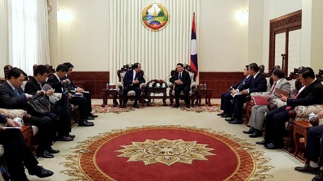 Minister and Head of the Government Office Mai Tien Dung (L) meets with his Lao counterpart Phet Phomphiphak in Vientiane, Laos on February 4. (Photo: VGP)