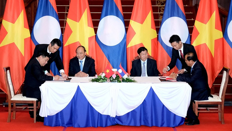 PM Nguyen Xuan Phuc (L) and PM Thongloun Sisoulith witness the signing of cooperation documents (credit: VGP)