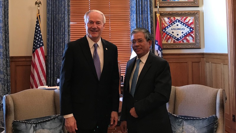 Vietnamese Ambassador to the US Pham Quang Vinh and Governor Asa Hutchinson