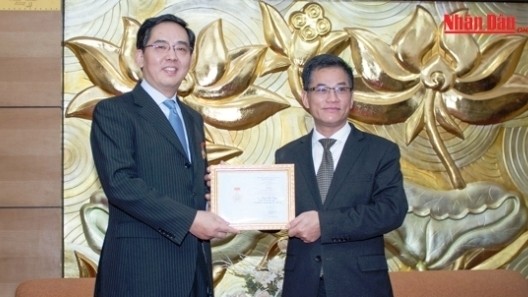 Friendship medal conferred on Chinese ambassador to Vietnam (L)