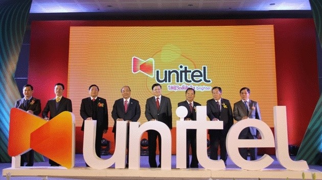 PM Nguyen Xuan Phuc and his Lao counterpart Thongloun Sisoulith join delegates at the inauguration ceremony for the Unitel Building. (Photo: NDO)