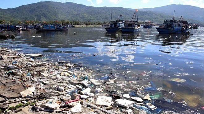 Trash in the adjacent area to the Tho Quang Lock in the central city of Da Nang. (Photo: VNA)