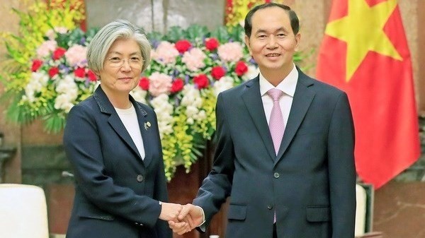 President Tran Dai Quang (R) receives Foreign Minister of the Republic of Korea Kang Kyung-wha. (Photo: VNA)