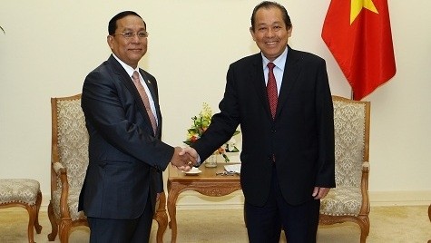 Deputy Prime Minister Truong Hoa Binh (right) receives Myanmar's Minister of Border Affairs Ye Aung. (Photo: VGP)